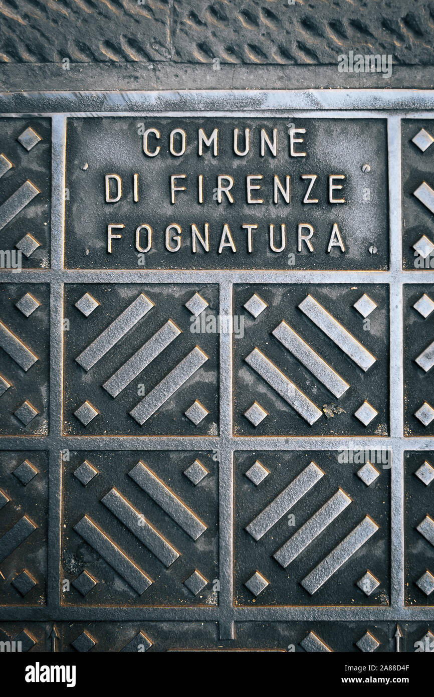 Firenze, Italia, chiusino dettaglio. " Comune di Firenze Fognatura' si traduce in "città di Firenze di fognature'. Foto Stock