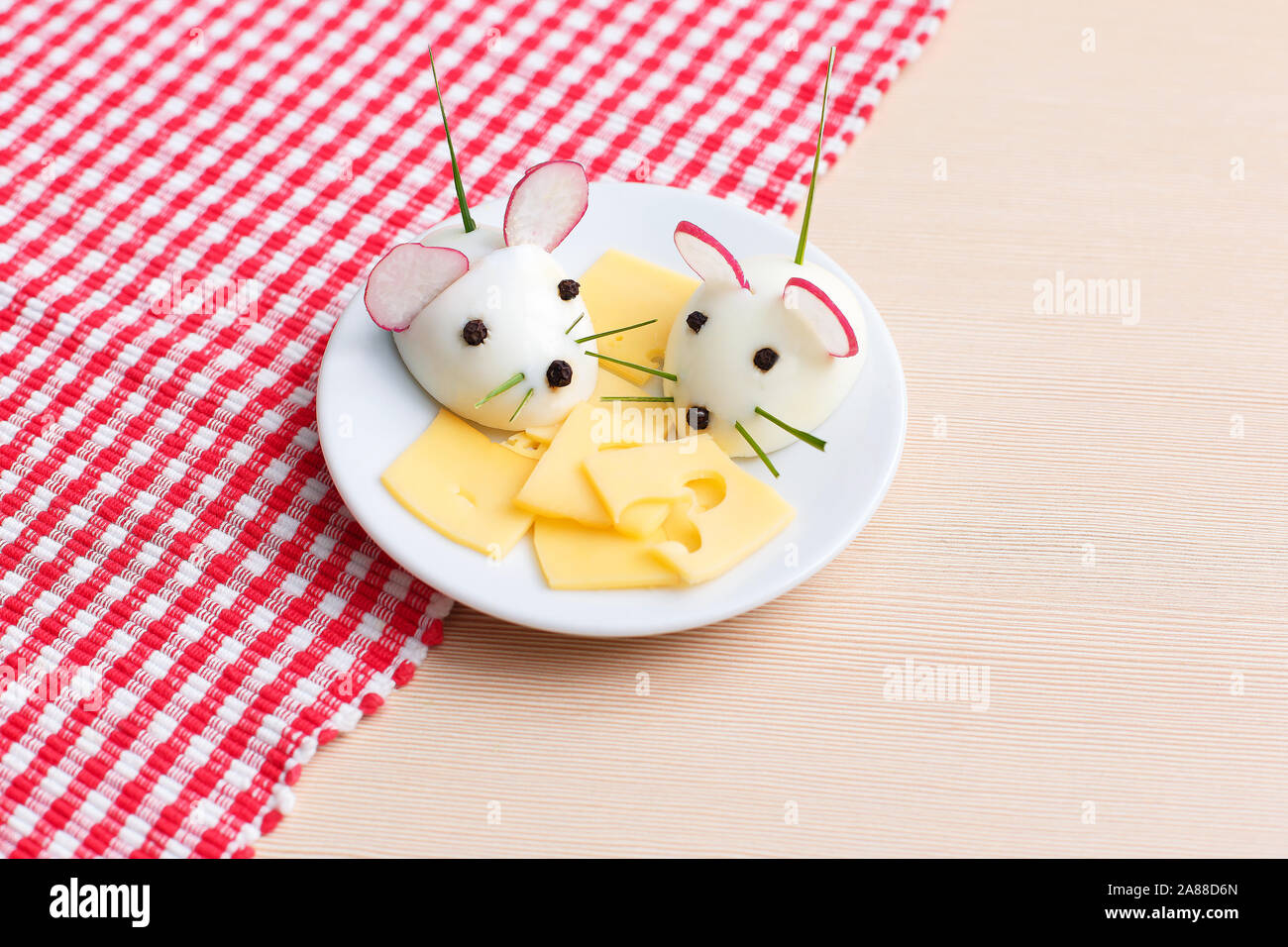 Fun food for kids - uovo sodo topi snack. uova ripiene guardare come mouse sulla piastra. Trend 2020. Simboli dello Zodiaco Cinese di Nuovo Anno 2020 Foto Stock