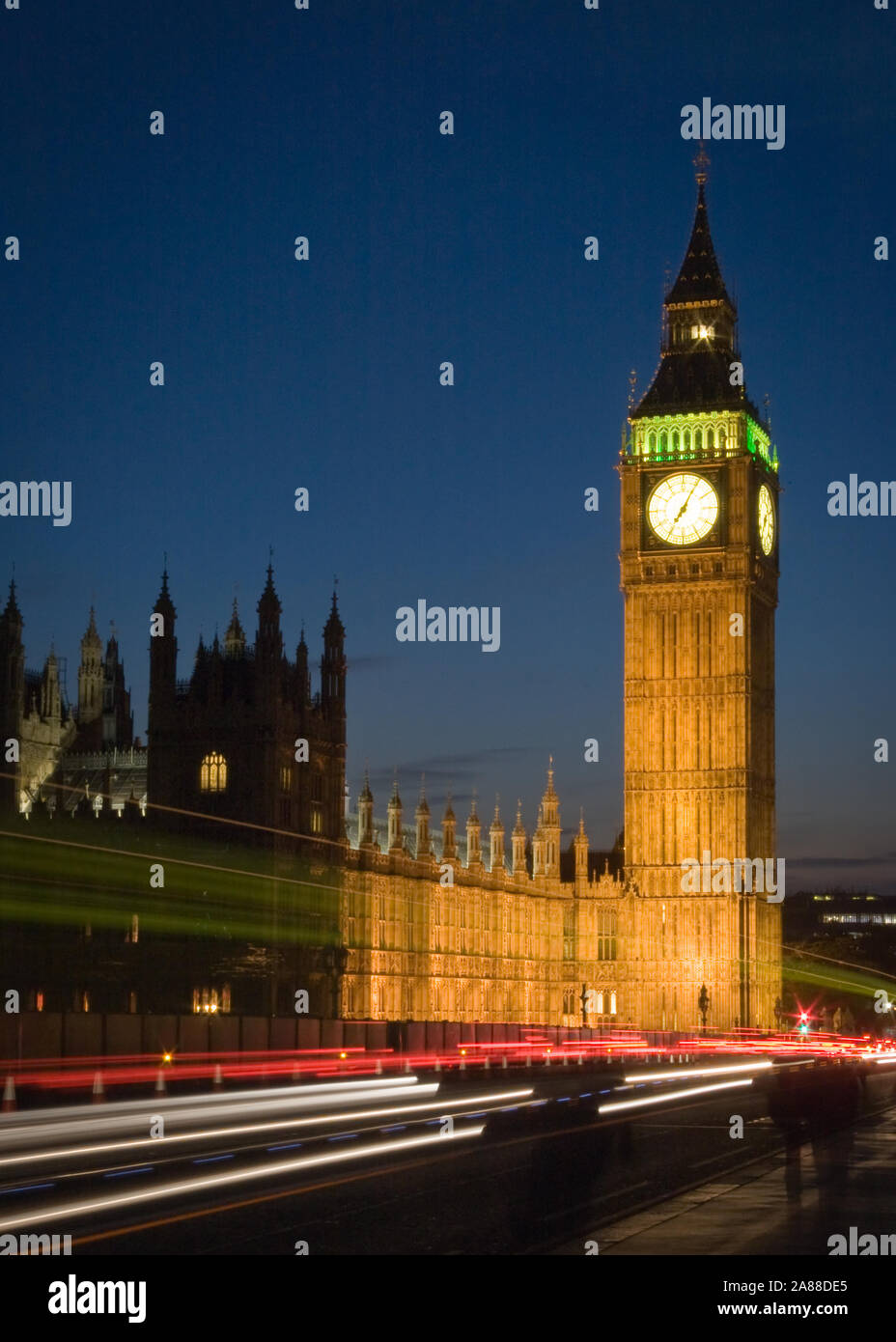 Big Ben, Londra. Una lunga esposizione, Vista notte dell'iconico simbolo di Londra con traffico di streaming. Foto Stock