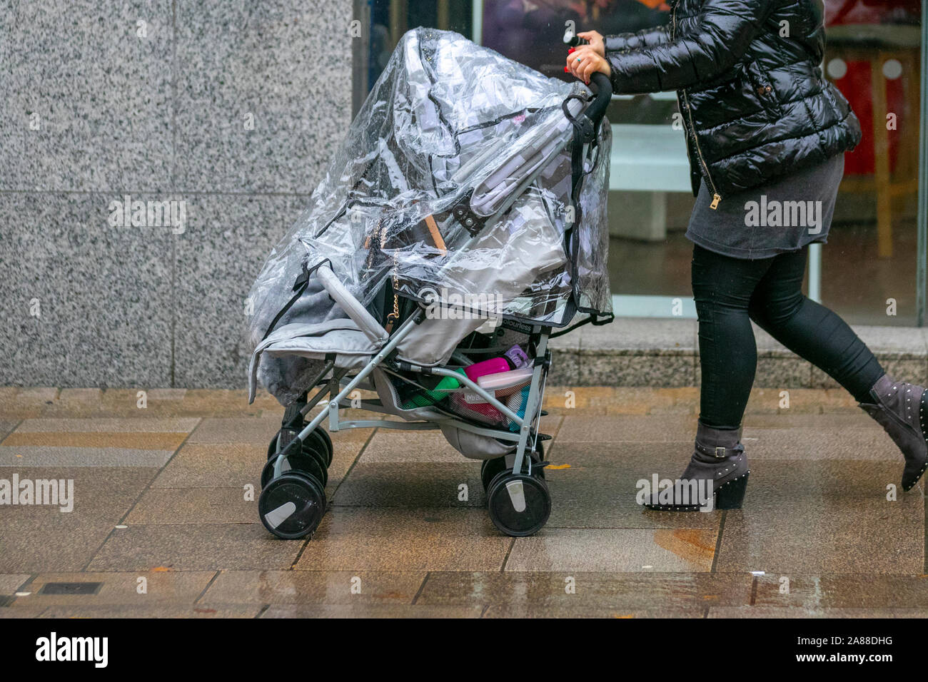 Preston, Lancashire. Regno Unito Meteo. 7 Nov, 2019. Heavy Rain all'inizio della giornata nel centro della citta'. Credito; Credito: MediaWorldImages/Alamy Live News Foto Stock