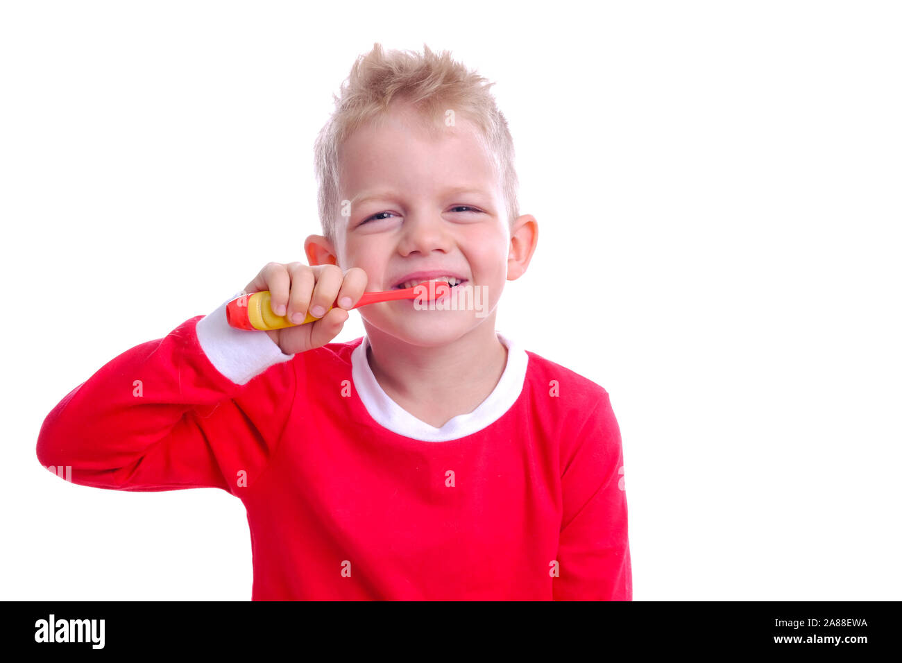 Bambino felice kid boy spazzolare i denti. La cura della salute, igiene dentale, persone e concetto di bellezza. Mockup, spazio libero. Foto Stock