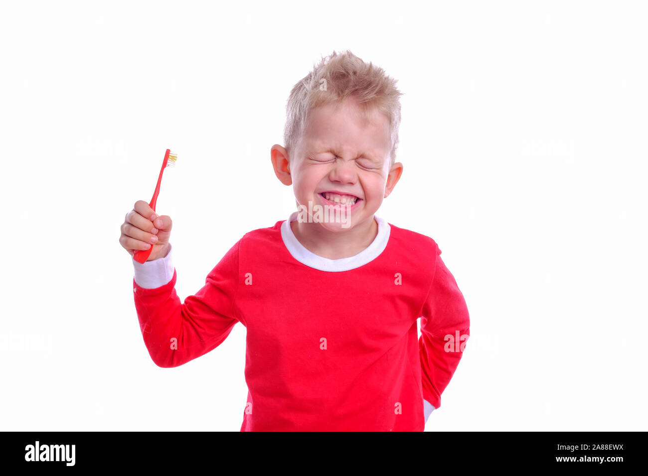 Bambino felice kid boy spazzolare i denti. La cura della salute, igiene dentale, persone e concetto di bellezza. Mockup, spazio libero. Foto Stock