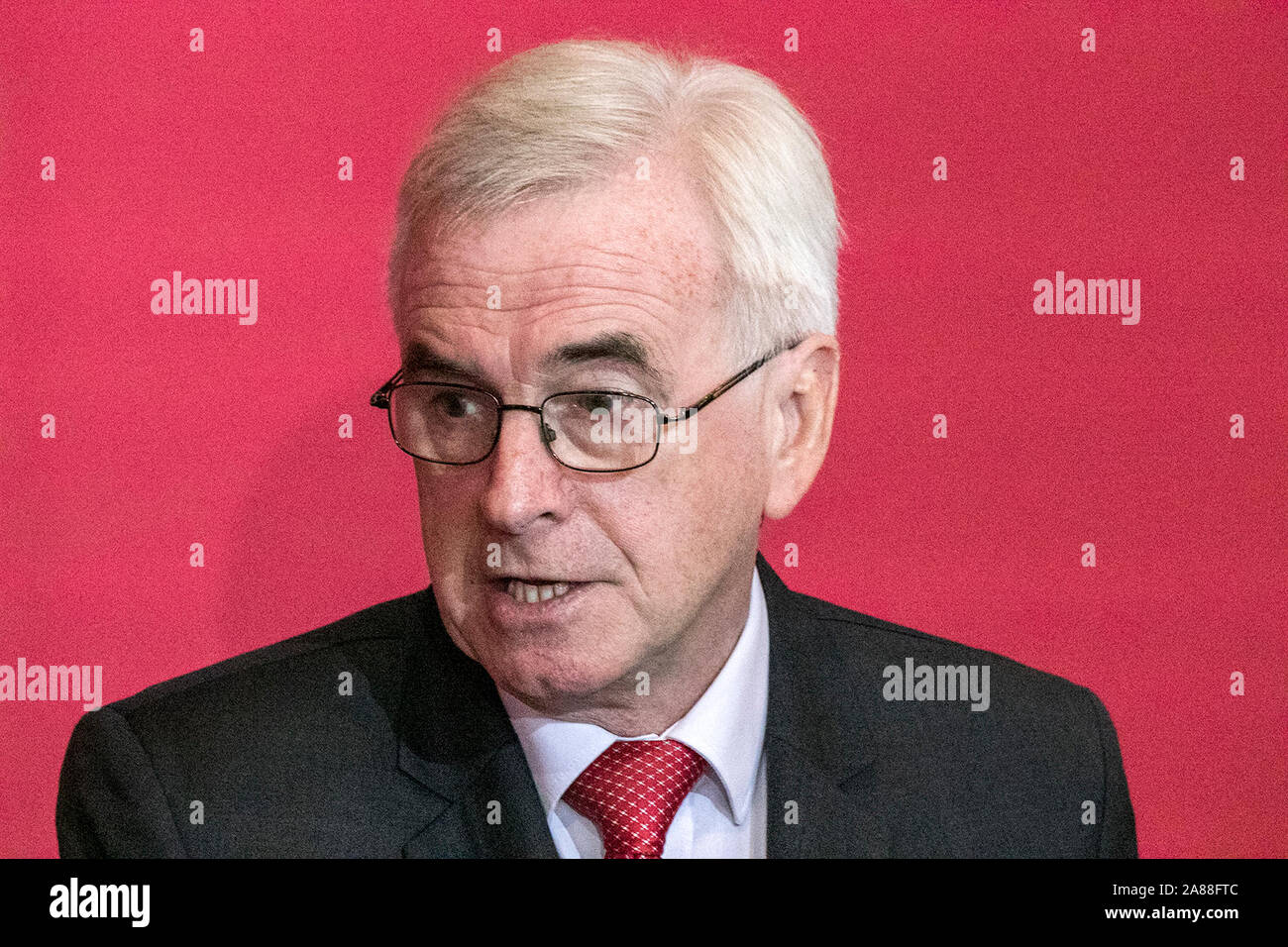 Liverpool, Merseyside. Il 7 novembre 2019. John McDonnell, il cancelliere ombra, parlando nella città di Liverpool di annunciare il primo grande annuncio di politica in testa fino al XII Dicembre elezione generale. È lui che delinea i piani per rompere HM Treasury e spostare una grande parte del processo decisionale al nord. Signor McDonnell è inoltre stanziare un ulteriore £150bn in una nuova trasformazione sociale fondo per essere speso per i primi cinque anni di "il nostro governo laburista'. Credito: Cernan Elias/Alamy Live News Foto Stock