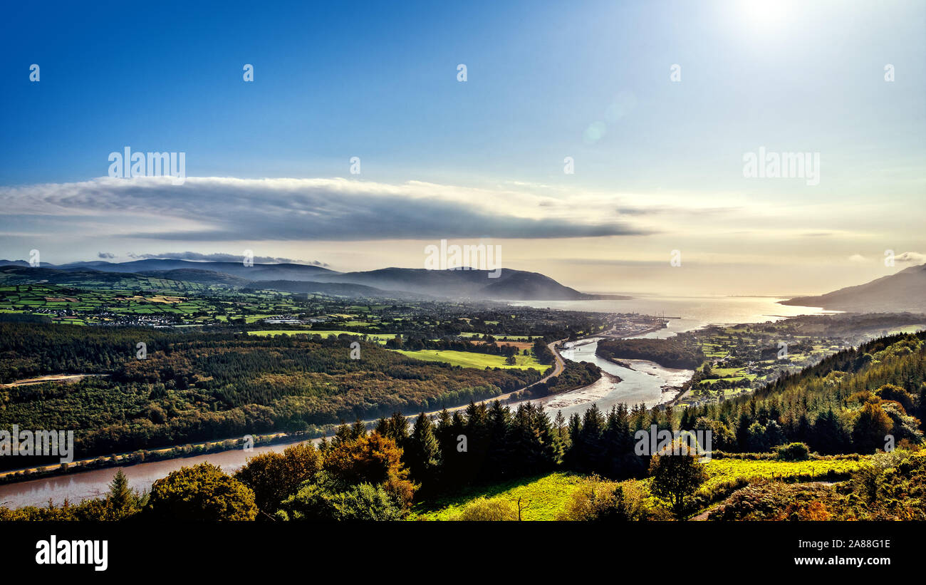 Una vista di Newry Canal, Carlingford Lough e la Mourne Mountains da Flagstaff Hill, Newry, County Down, Irlanda del Nord Foto Stock