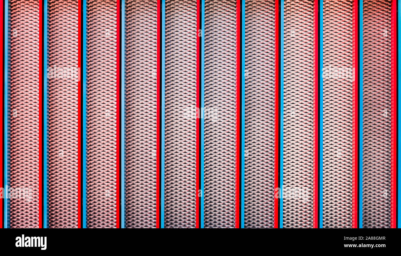 Piastra in metallo con il rosso e il blu motivo a strisce Foto Stock