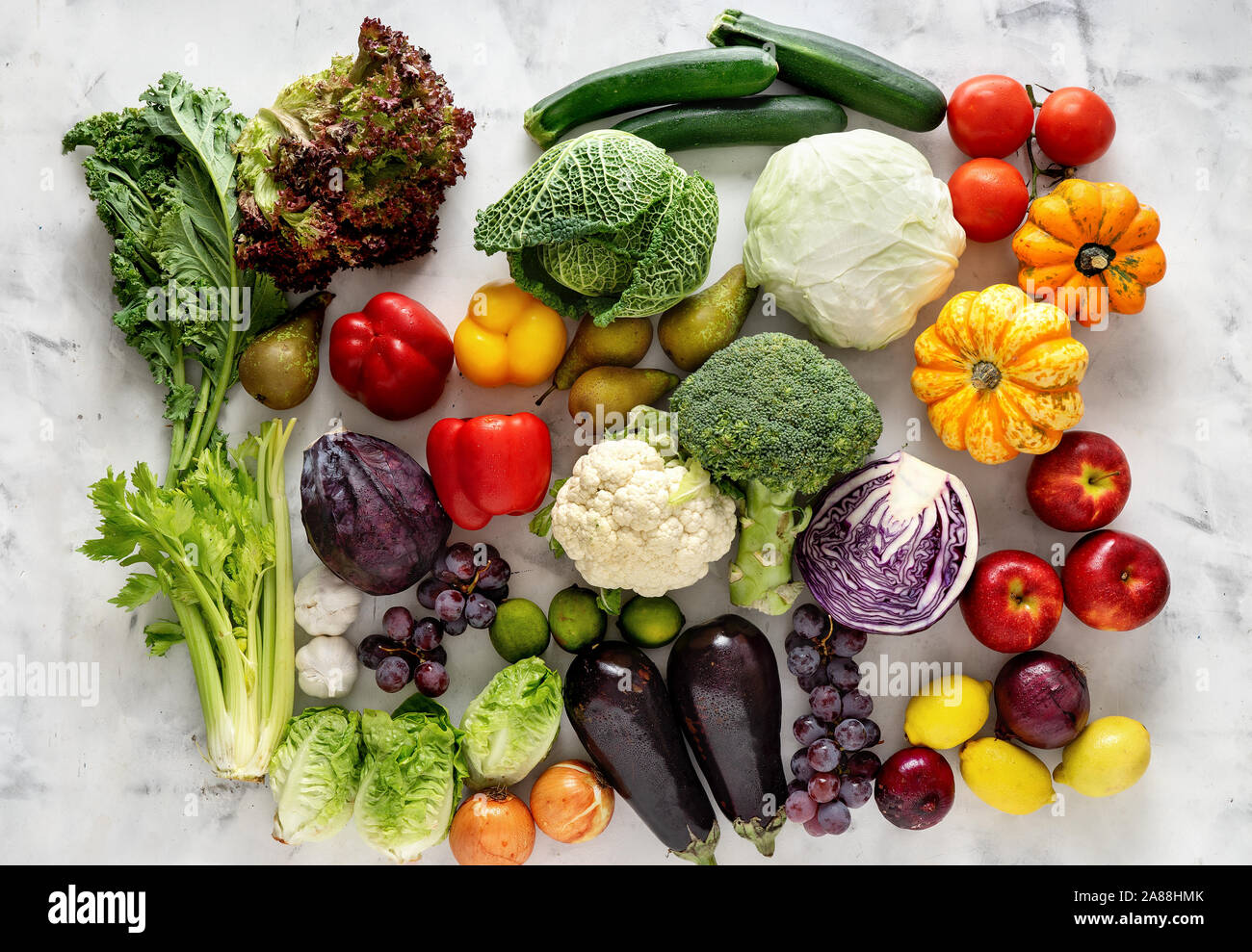 Cibo sano concetto. La verdura e la frutta su sfondo chiaro Foto Stock