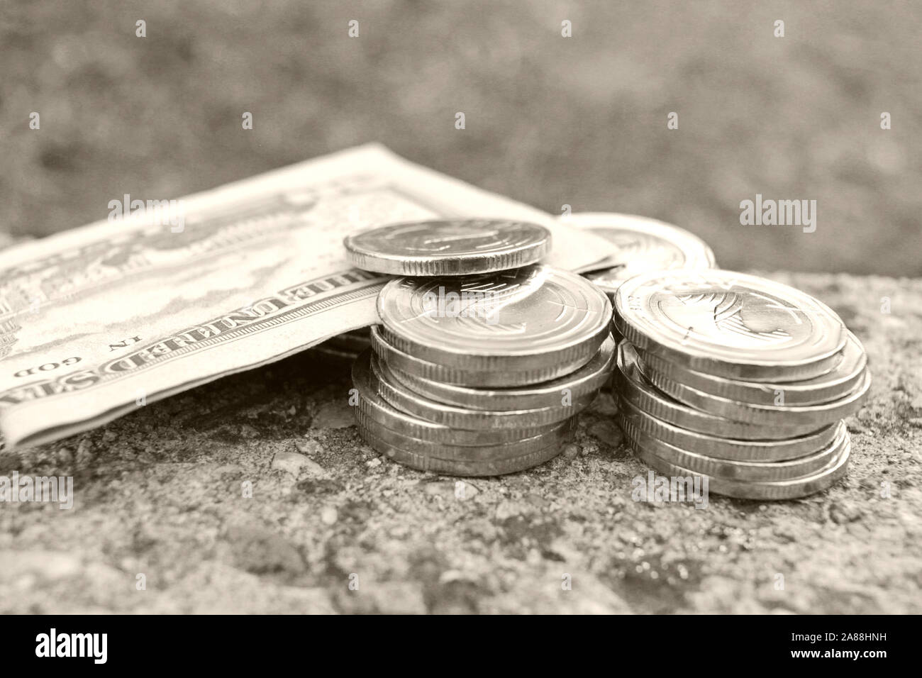 Monete e il dollaro. Vecchia foto. Foto Stock