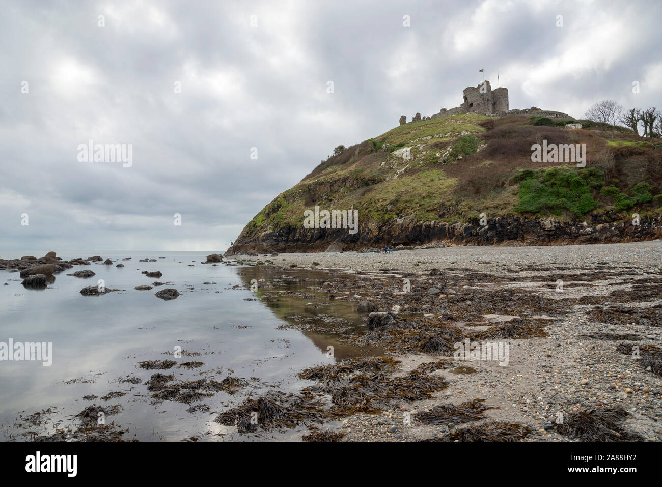 Criccieth beach e il castello sull'Lleyn Peninsula, il Galles del Nord. Foto Stock