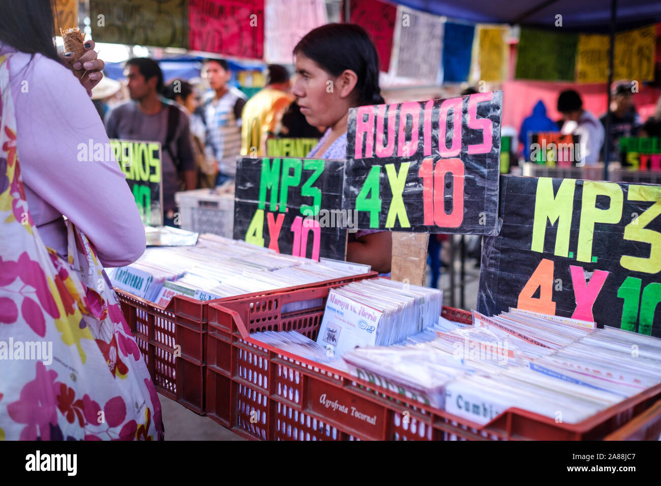 Bancarella vendendo copie illegali di film e musica sul mercato vecchio (o Mercado 25 de Mayo) area a Cochabamba, in Bolivia Foto Stock
