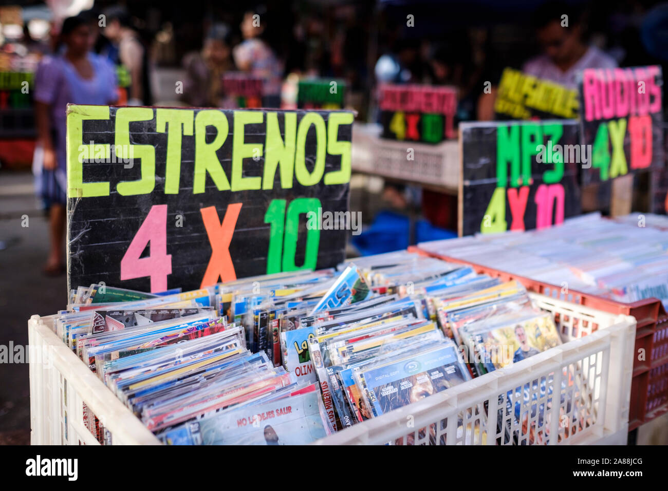 Bancarella vendendo copie illegali di film e musica sul mercato vecchio (o Mercado 25 de Mayo) area a Cochabamba, in Bolivia Foto Stock