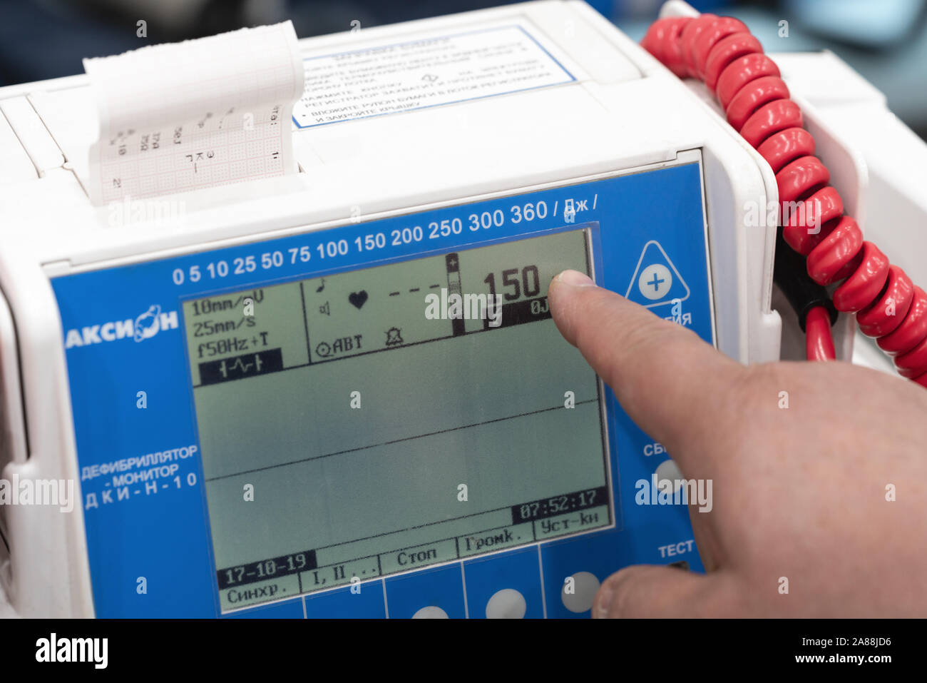 Punti medico dito al defibrillatore monitor DKI Axion-N-10 per mettere in pericolo di vita aritmia cardiaca, fibrillazione ventricolare non-perfondere ventric Foto Stock