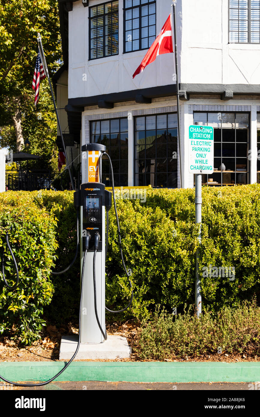 Auto elettrica re-punto di caricamento l'insediamento Danese di Solvang, Santa Barbara County, California, Stati Uniti d'America. Foto Stock