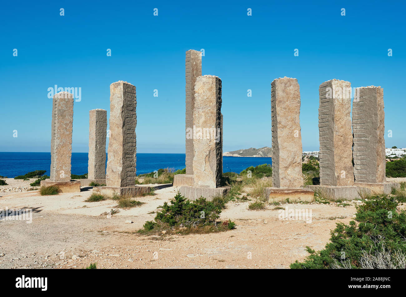 Ibiza,Baleari,Spagna, 4 ottobre 2019.Cala LLentia monumento costituito da 13 colonne di basalto dell'artista australiana, Andrew Rogers Foto Stock