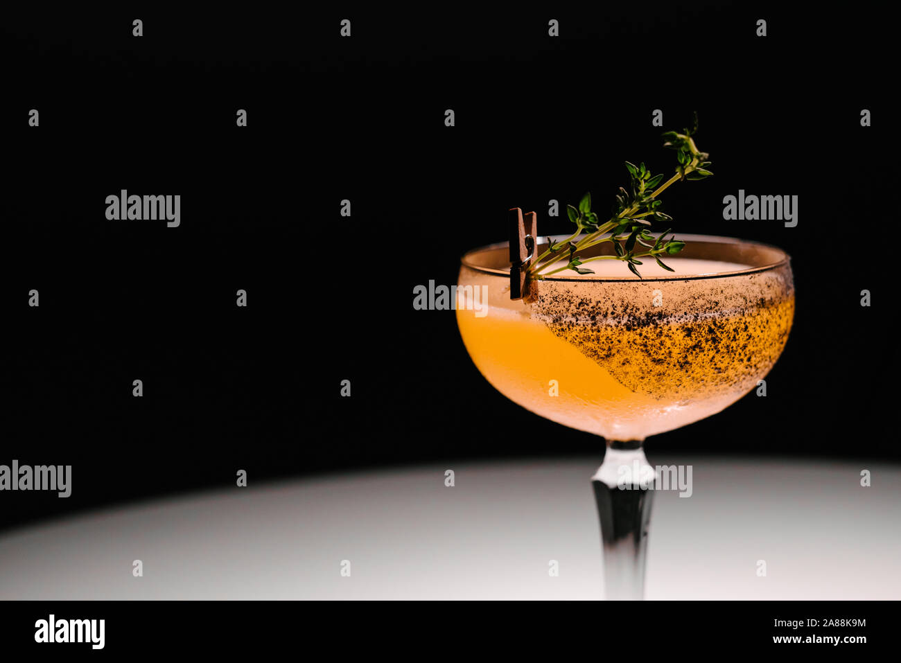 Elegante cocktail di alcool e di colore bianco su sfondo nero Foto Stock