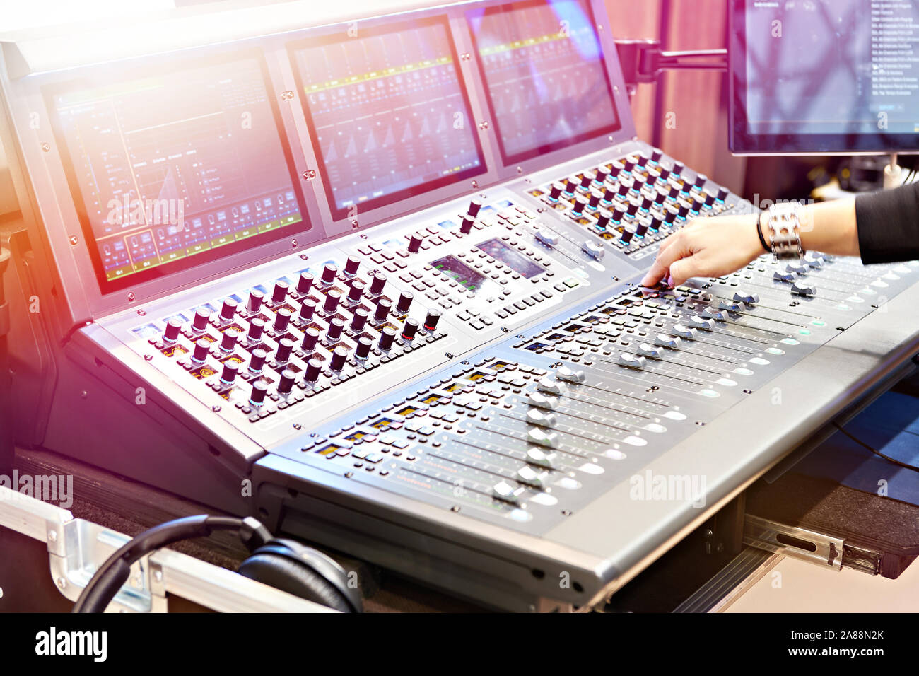 Digital console di mixaggio per spettacoli moderni Foto Stock