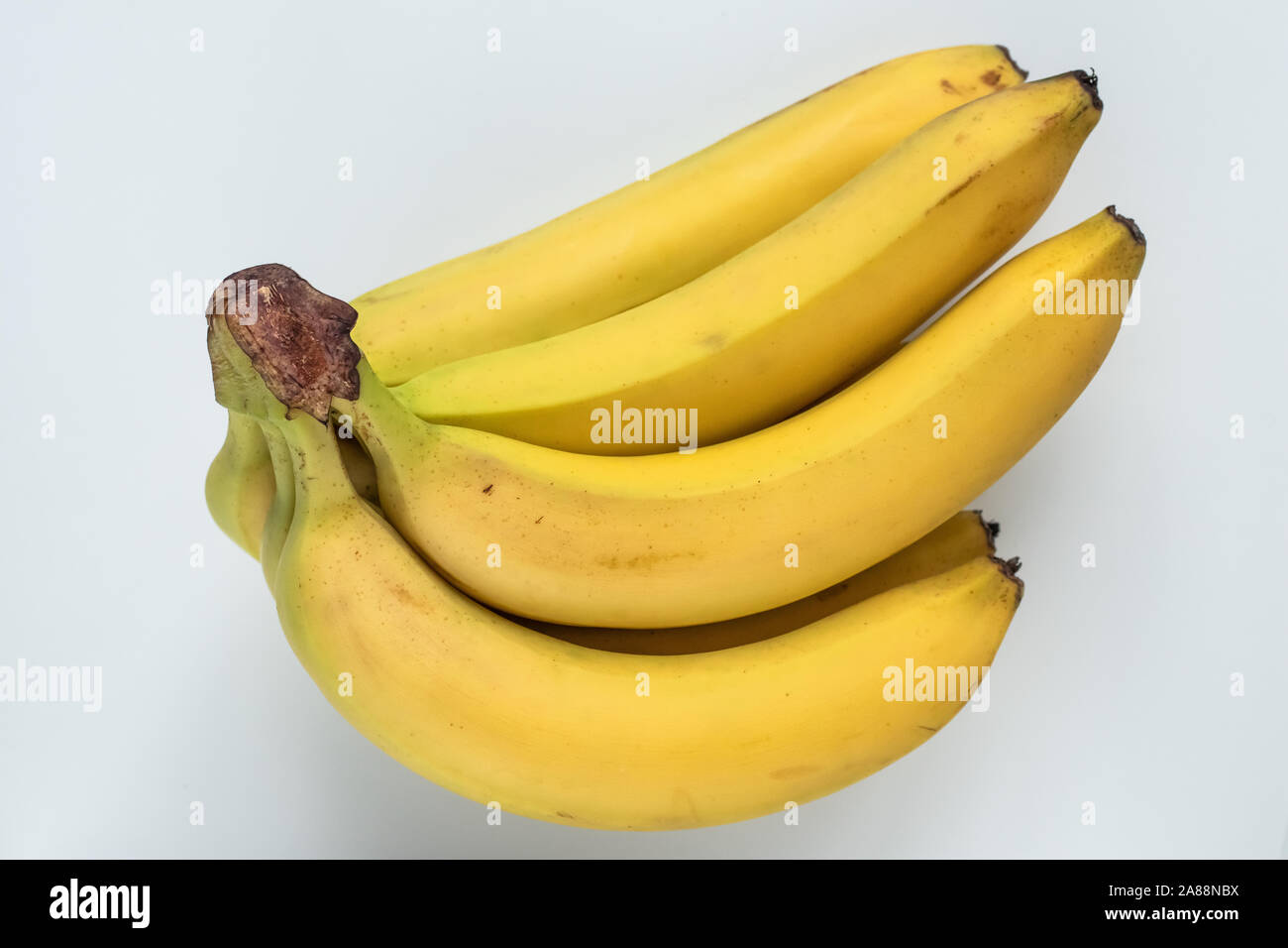 Grappolo di banane su sfondo bianco. Una sana nutrizione vegetariana. La frutta tropicale. Estate esotici dieta. Foto Stock