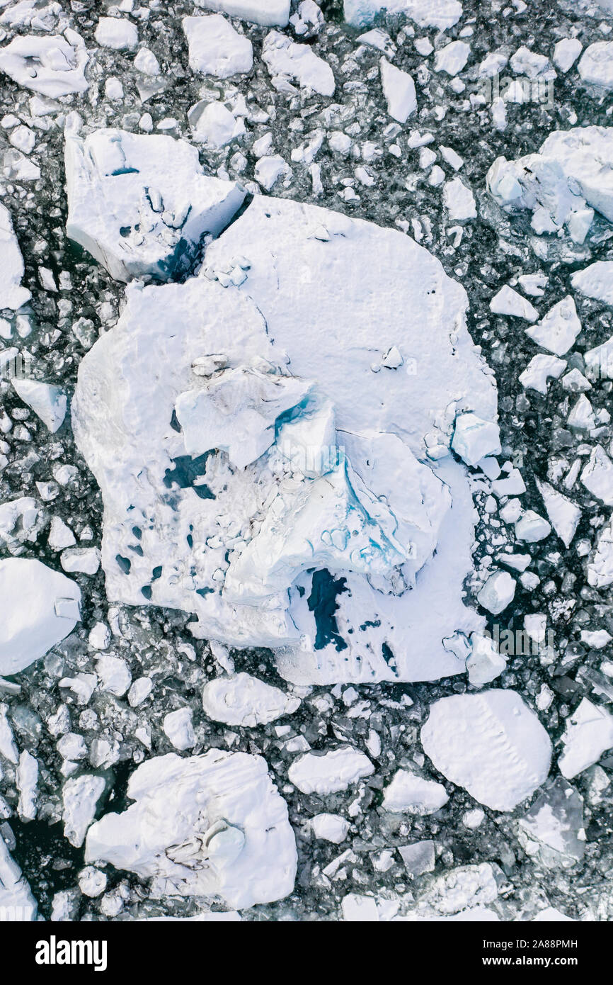 Vista aerea del J kuls rl n laguna glaciale e iceberg galleggianti. L'inizio della primavera in Islanda. Foto Stock