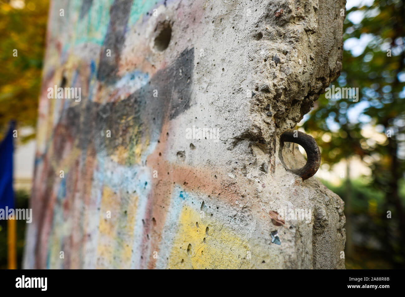 Bucarest, Romania - 7 Novembre 2019: dettagli di un pezzo di calcestruzzo dal muro di Berlino sul display in Bucarest, come un simbolo della lotta comunista revo Foto Stock
