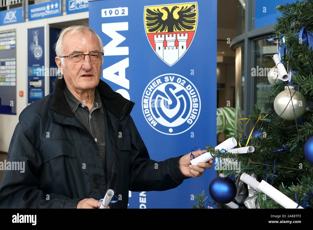 Firo: 07.11.2019 calcio, 3 lega, stagione 2019/2020 MSV Duisburg PK di fronte Hansa Rostock e decimo White Hart desiderio campagna ad albero del Zebrakids. Rappresentante dei media Horst Scherpe (MSV Duisburg) fissa due wishlists che pendono sul desiderio tree. | Utilizzo di tutto il mondo Foto Stock