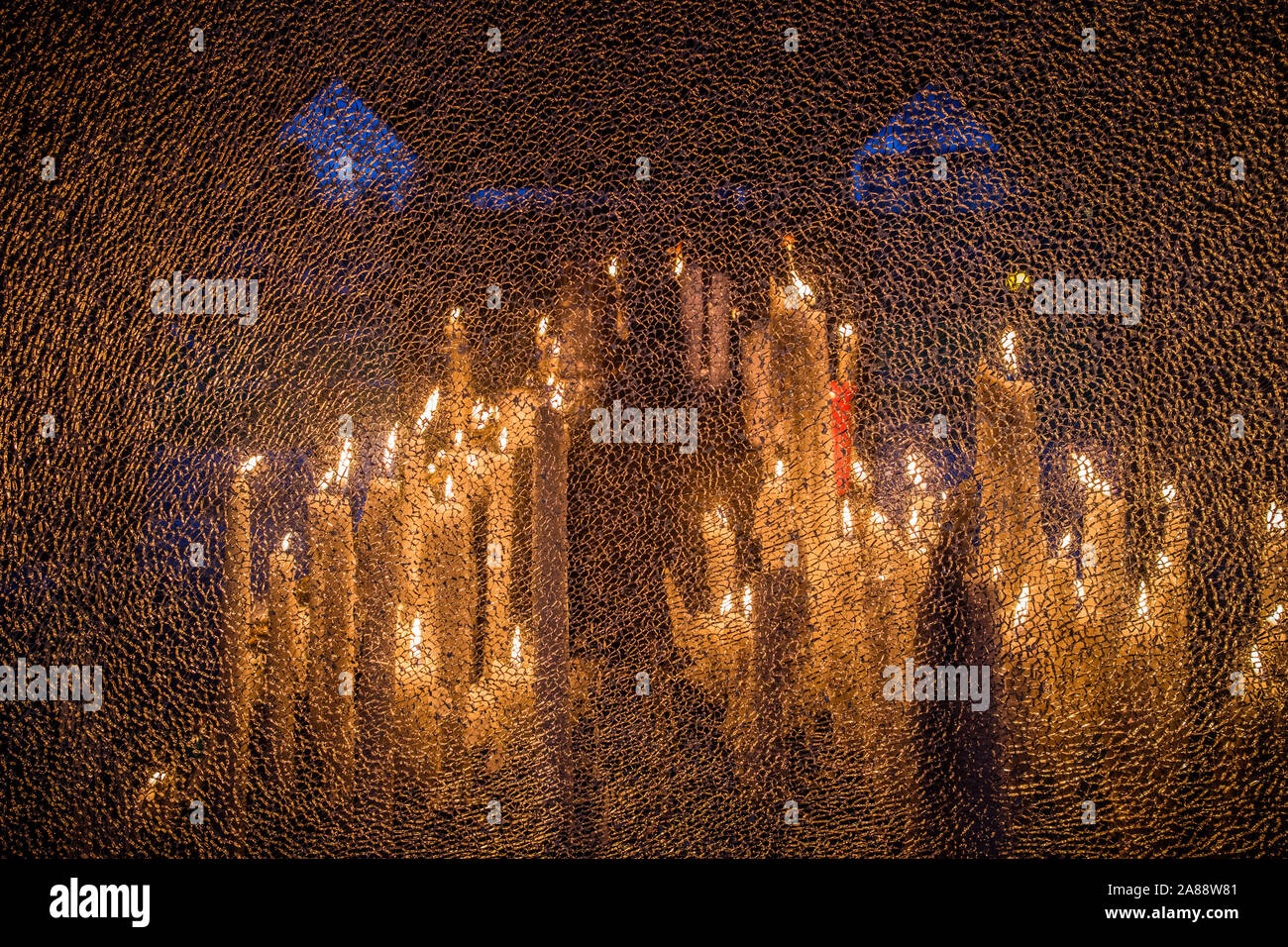 Lourdes (sud-ovest della Francia). Complesso dei Santuari di Lourdes. Candela bruciatori sulle rive del Gave de Pau river Foto Stock