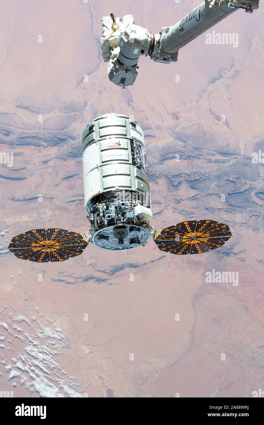 La Northrop Grumman Cygnus space freighter è agganciato dal CanadaArm2, azionato da astronauta della NASA Jessica Meir, per approdare alla Stazione Spaziale Internazionale Novembre 4, 2019 in orbita intorno alla terra. Questa è la dodicesima commerciale nave rifornimento da Northrop Grumman per consegnare cargo verso la stazione spaziale internazionale. Foto Stock