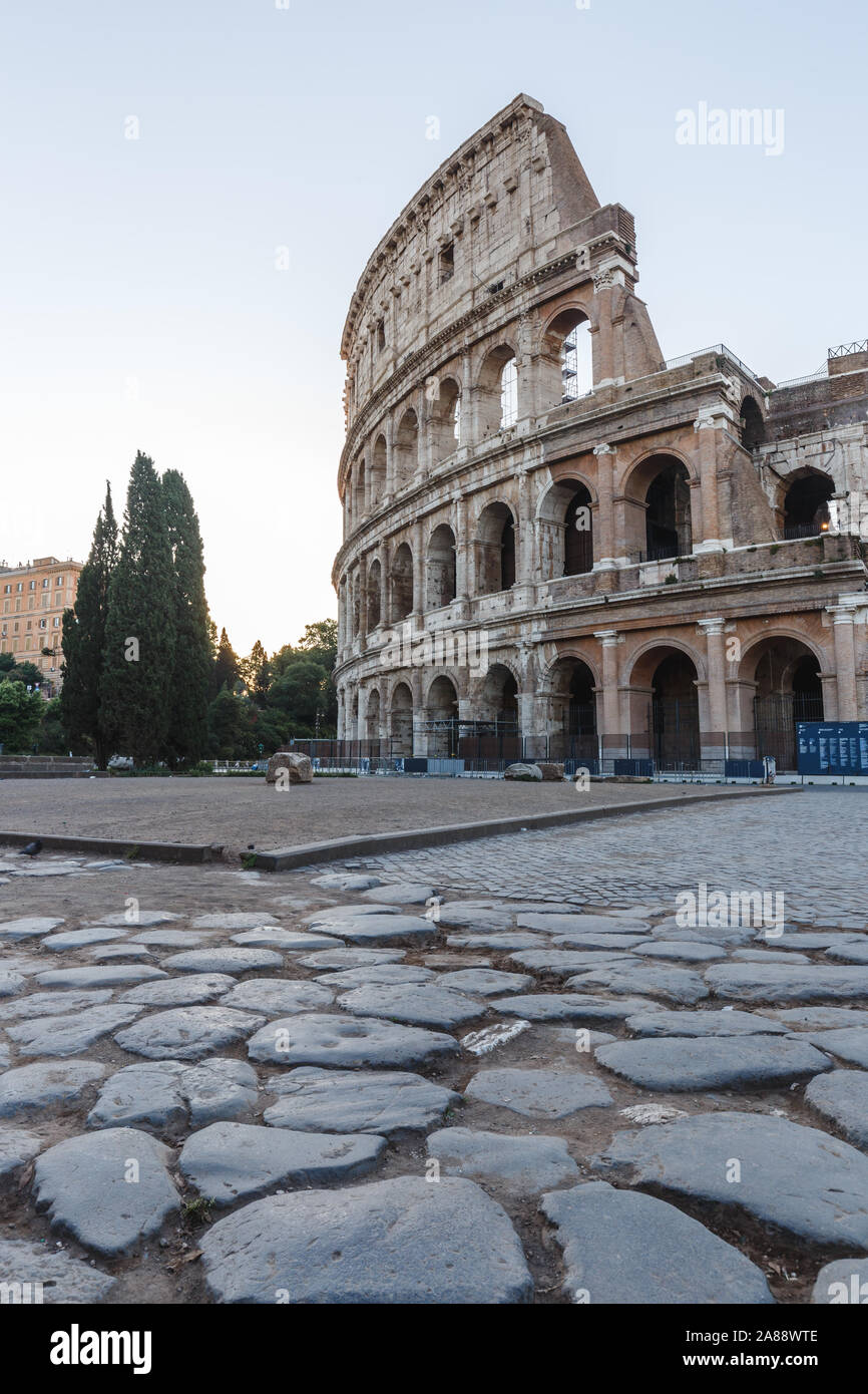 Sunrise al Colosseo di Roma, Italia Foto Stock
