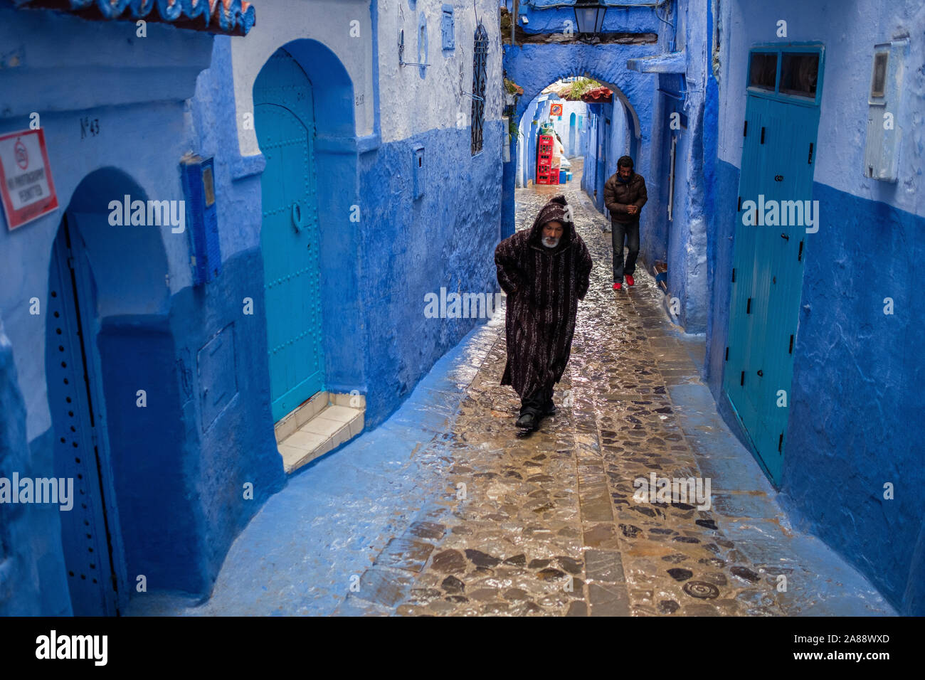 Marocco: Chefchaouen, la città blu. Gli uomini in un vicolo della medina Foto Stock