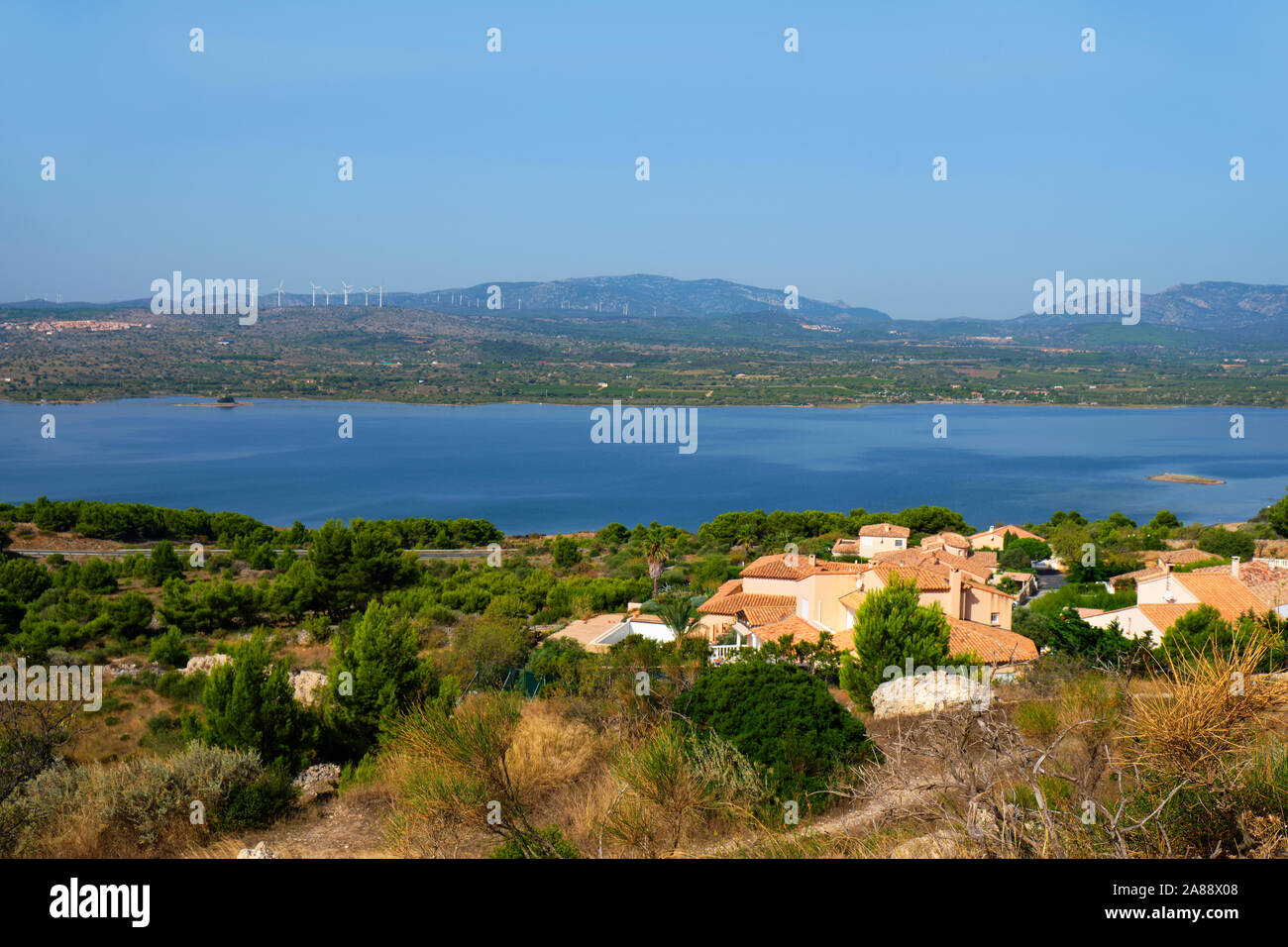 Una vista sull'Etang de Leucate laguna, visto dal Chateau de Leucate castello, Leucate, Francia Foto Stock