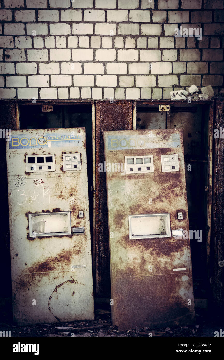 Abbandonate le macchine di ticket per pripjat traghetto sul fiume, Chernobyl Ucraina Foto Stock Abbandonate le macchine di ticket per pripjat traghetto sul fiume, Chernobyl Ucraina Foto Stock