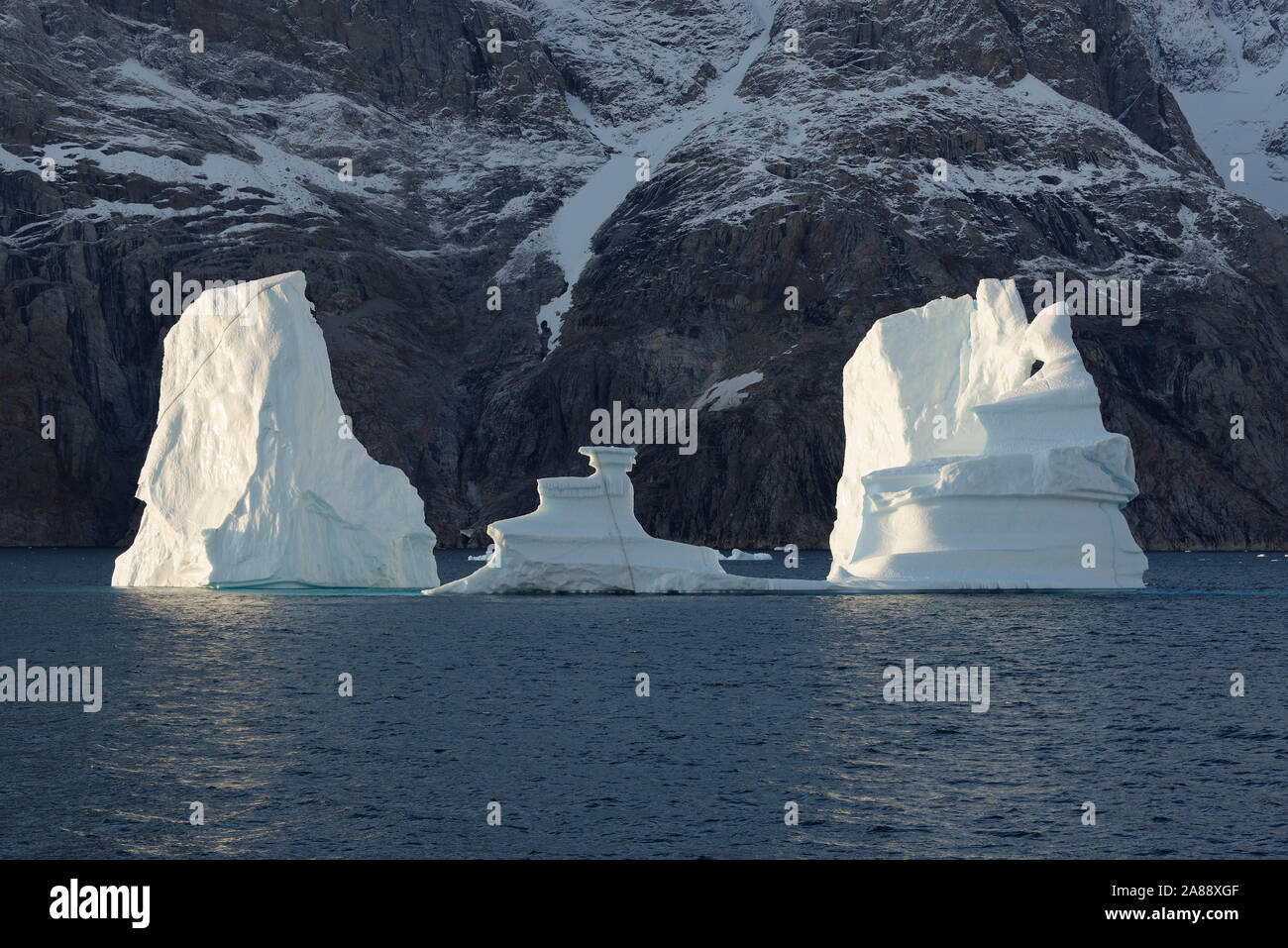 Herbst im Øfjord, Scoresby Sund, Kangertittivaq, Grönland, Dänemark. Ghiaccioli galleggianti nel fiordo, in autunno, Kangertitivaq, Groenlandia orientale Foto Stock