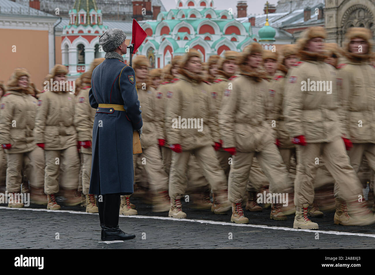 (191107) -- MOSCA, nov. 7, 2019 (Xinhua) -- soldati russi partecipano a una parata sulla Piazza Rossa di Mosca, Russia, nov. 7, 2019, per contrassegnare il 78o anniversario della leggendaria parata militare nel 1941. Il nov. 7, 1941 parade si è svolta dopo la Russia ha aderito la II Guerra Mondiale e volto a sollevare il morale come nazista le forze tedesche si avvicinò a Mosca. Le truppe di frequentare la parata capo direttamente al frontline al di fuori Mosca dopo la parata. (Xinhua/Evgeny Sinitsyn) Foto Stock