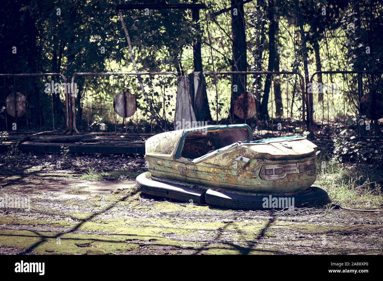 Abbandonato dodgem auto in pripjat, Ucraina dopo la catastrofe nucleare di Cernobyl Foto Stock Abbandonato dodgem auto in pripjat, Ucraina dopo la catastrofe nucleare di Cernobyl Foto Stock