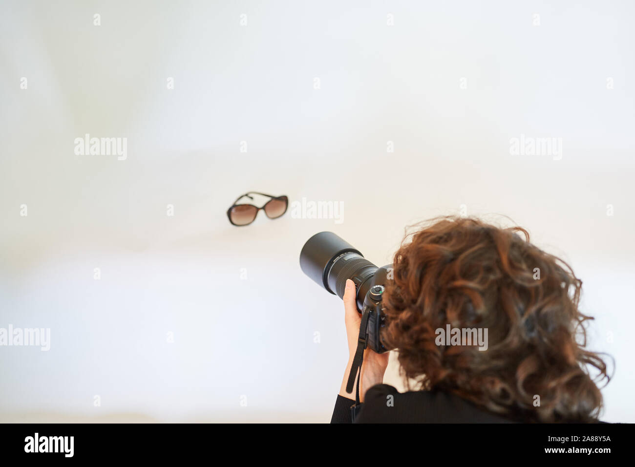 Fotografo occhiali fotografie per la pubblicità a scattare la foto Foto Stock