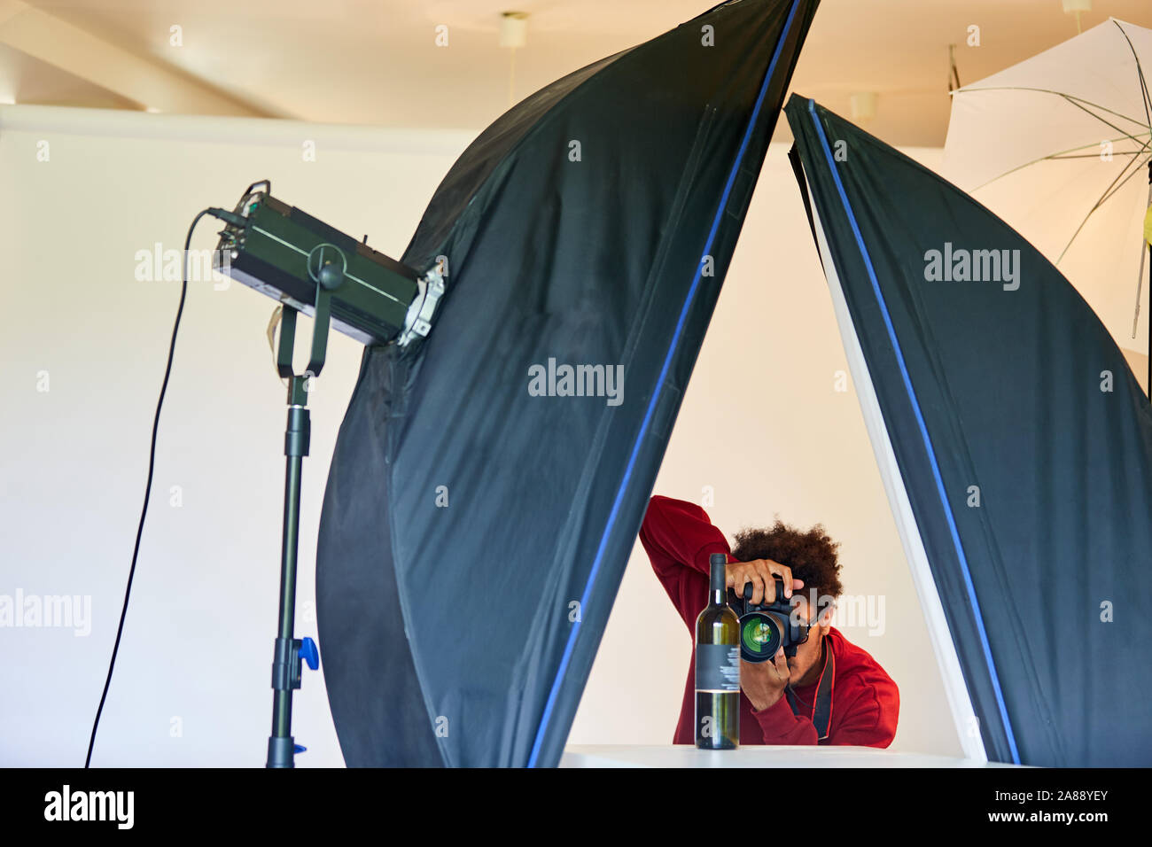 Fotografo professionista ha prodotto. Foto di una bottiglia nella foto studio Foto Stock
