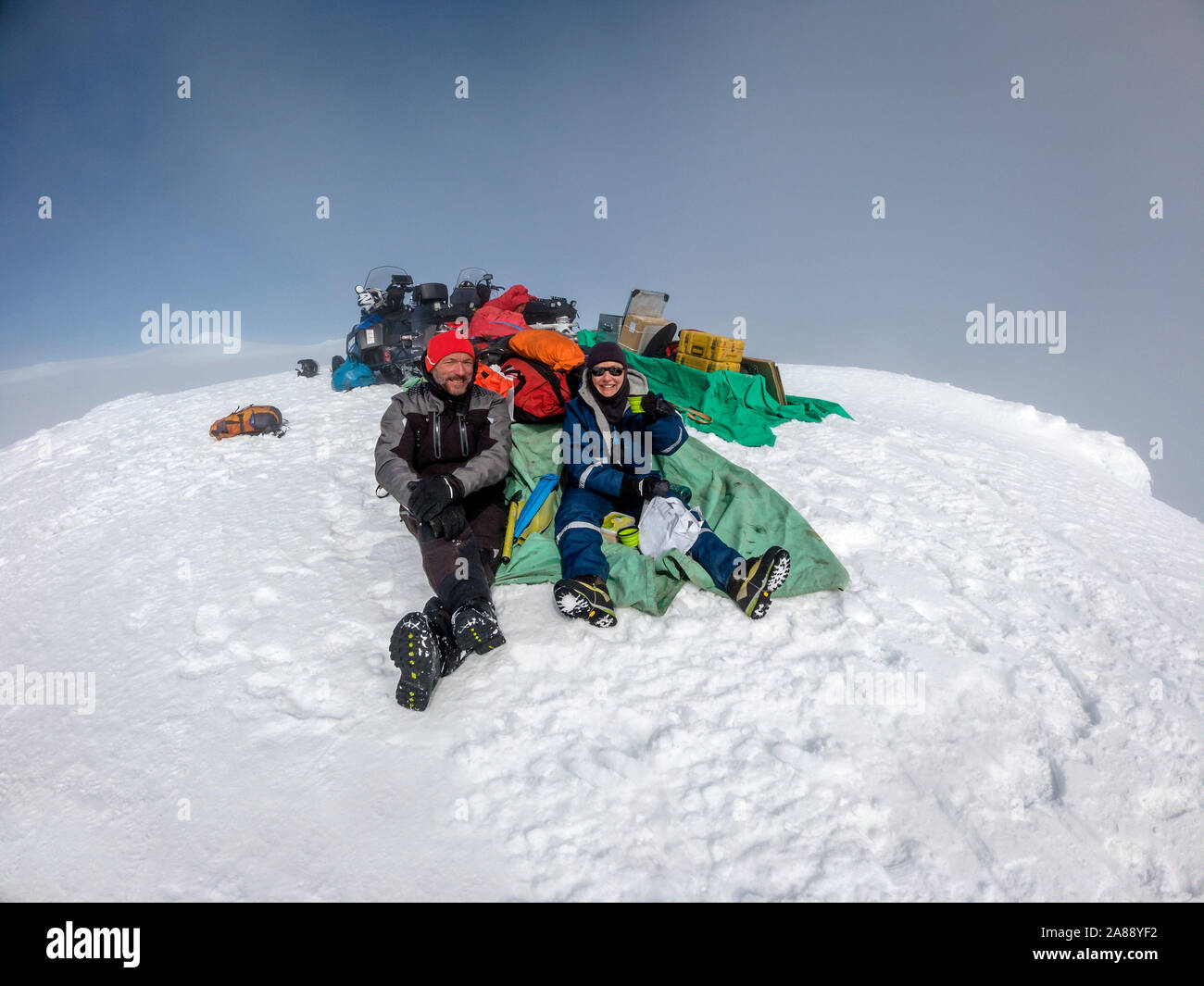 Meteorologi prendendo una pausa. Spedizione glaciale sul Vatnajokull, Vatnajokull National Park, Islanda. Unesco - Sito Patrimonio dell'umanità. Foto Stock