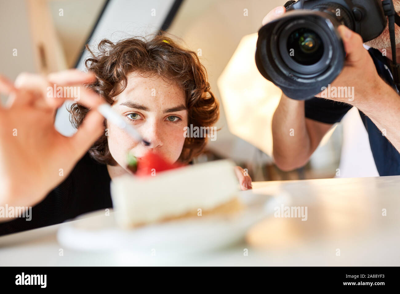 Assistente di foto o cibo stylist a scattare la foto per la pubblicità di cibo Foto Stock