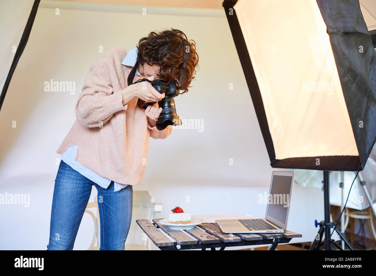 Professional cibo fotografo prende le immagini di un pezzo di torta Foto Stock