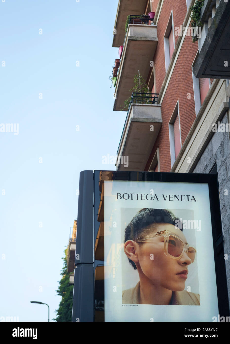 Milano, Italia, agosto 2019. Bottega Veneta commerciale visualizzato tramite affissioni in una strada principale del centro della citta'. Foto Stock
