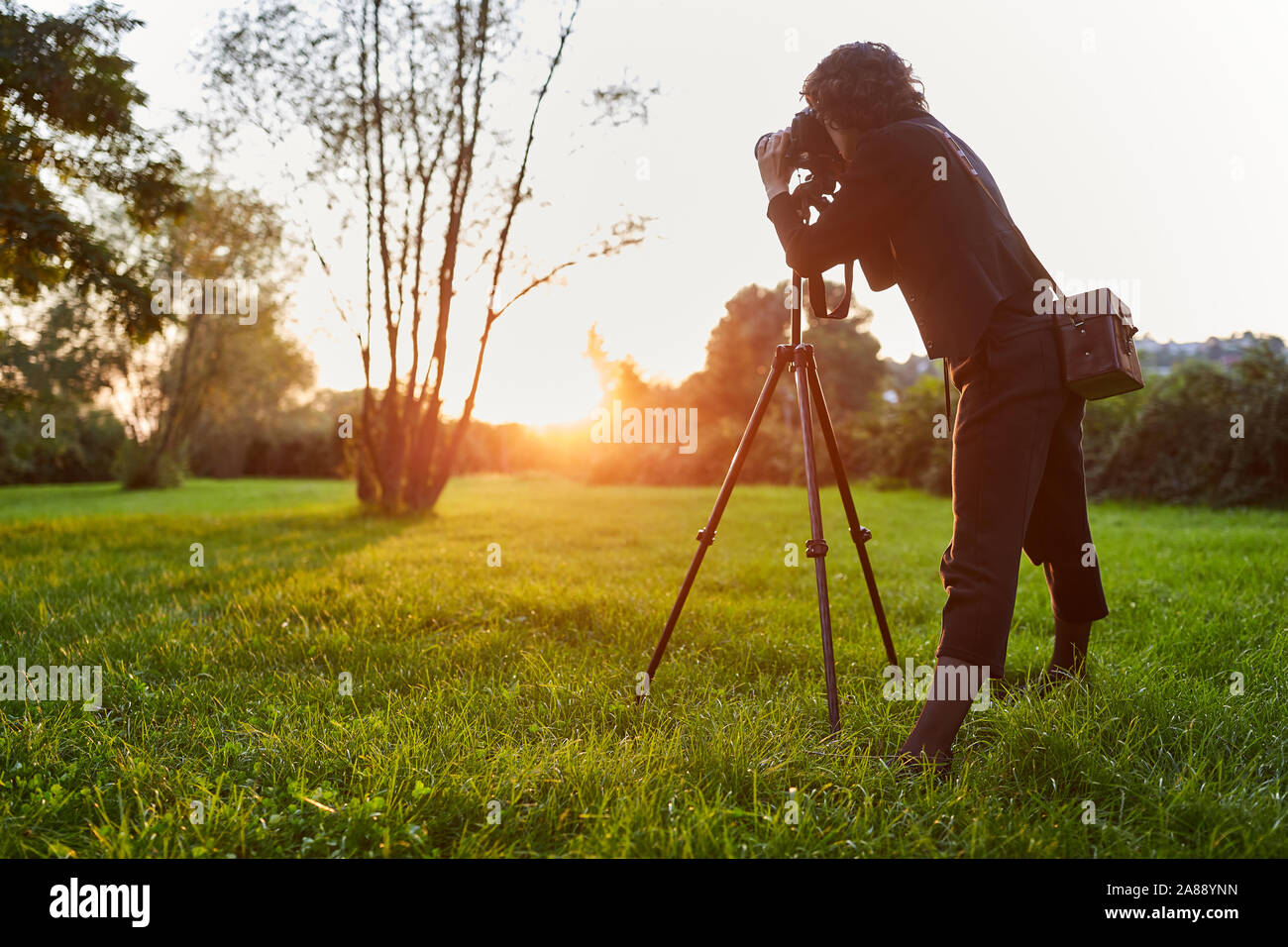 Giovane donna come un fotografo professionista rende la fotografia di paesaggi Foto Stock