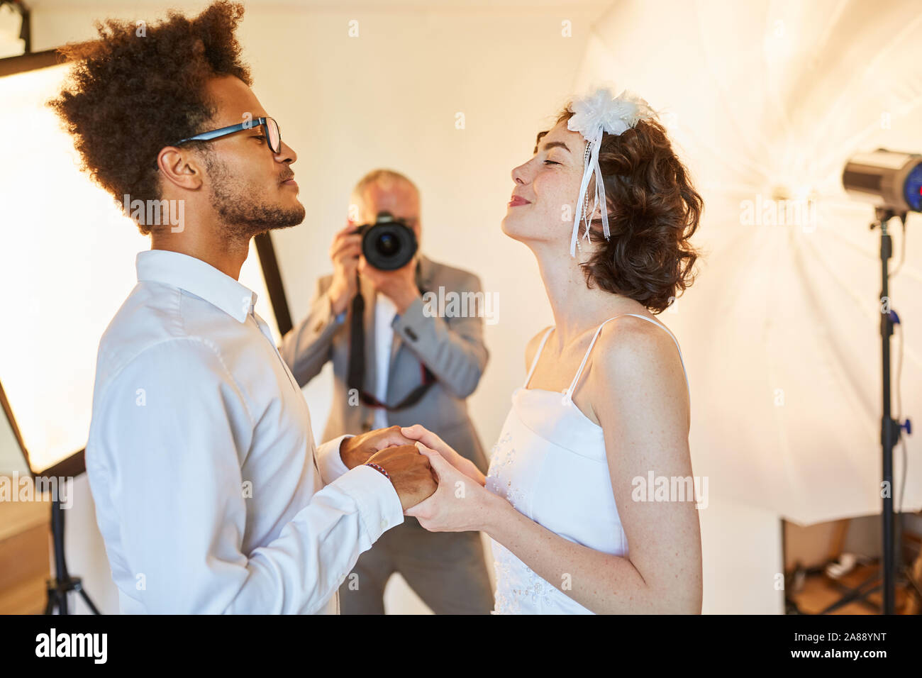 Fotografo Matrimonio fotografie felice coppia di sposi il giorno delle nozze in studio Foto Stock