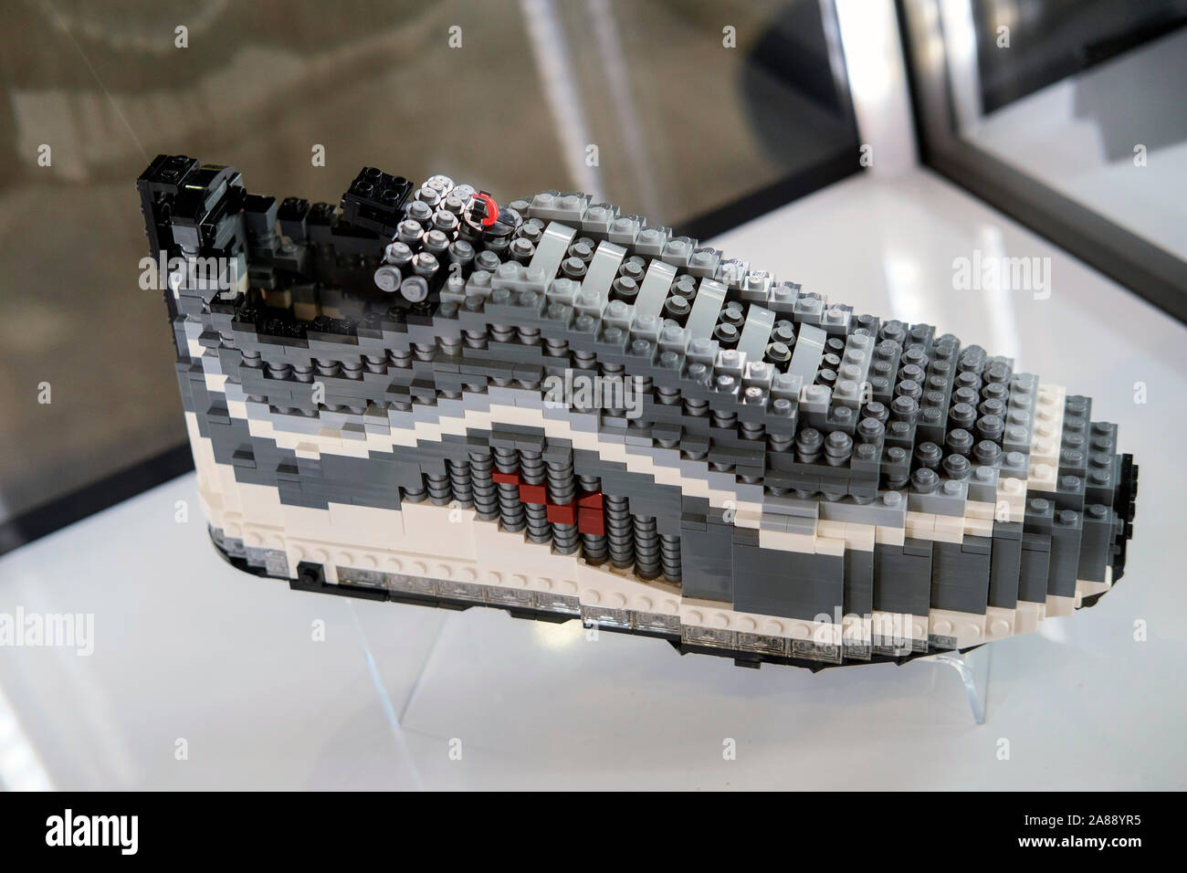 Nike iconico calzatura realizzata con plastica lego pezzi esposti a Sneakerness in Fiera Milano, 2019. Foto Stock