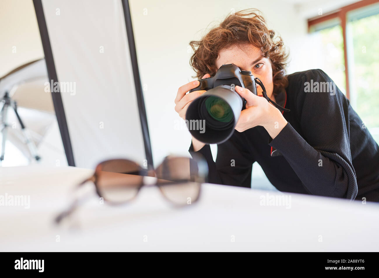 Fotografo professionista con le fotografie della fotocamera occhiali come un prodotto Foto Stock