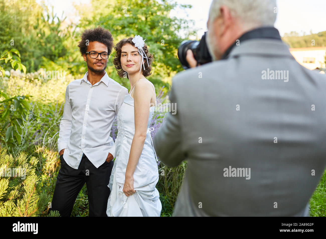 Fotografo Matrimonio fotografie felice coppia di sposi in natura Foto Stock