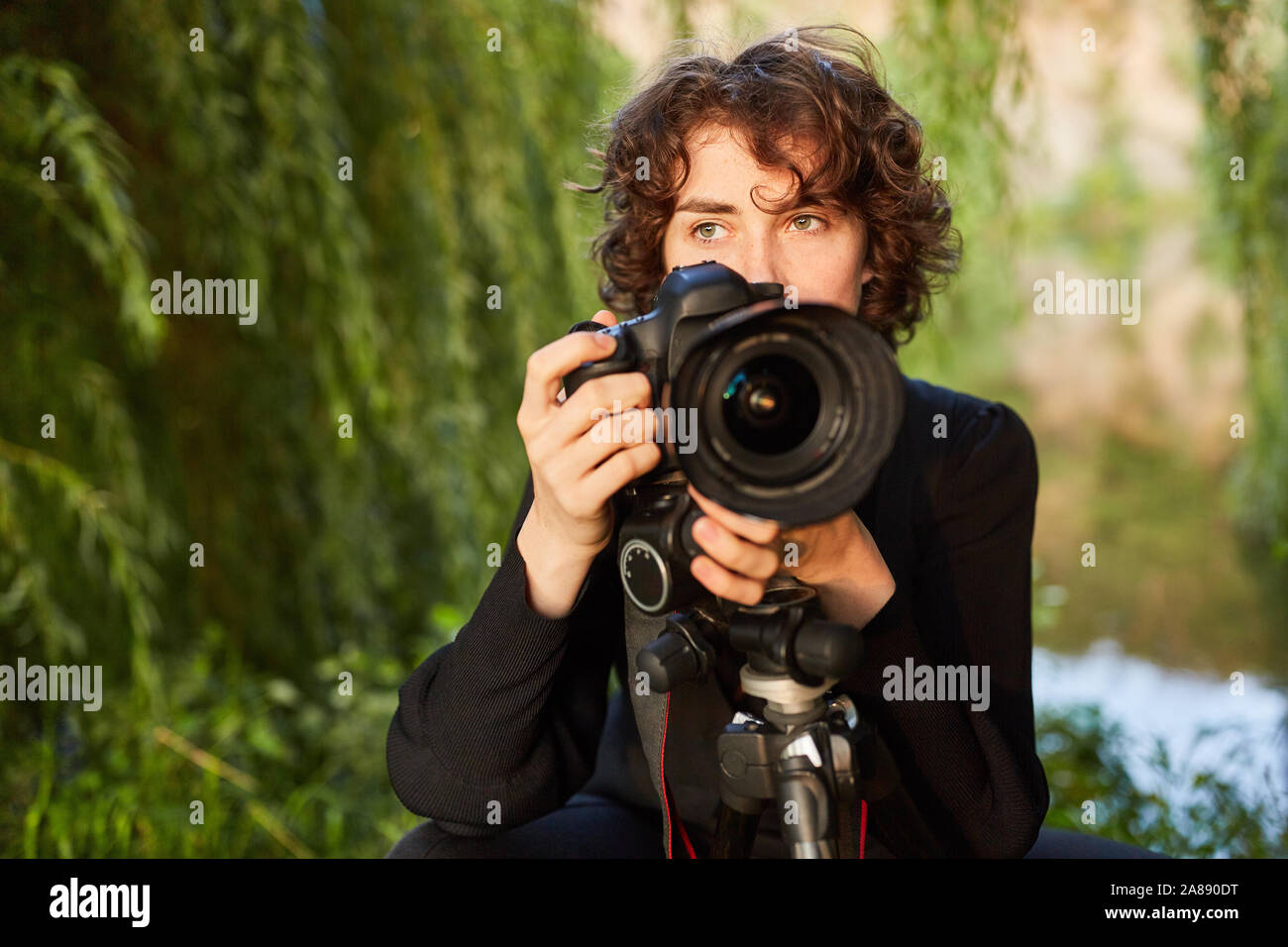 La donna come fotografo di natura con fotocamera digitale rende la fotografia di paesaggi Foto Stock