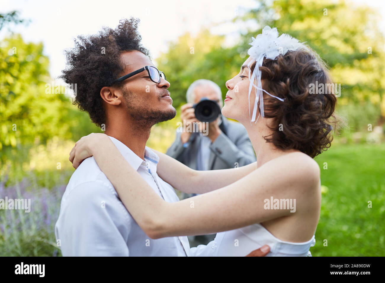 Felice coppia di sposi fotografato il giorno del matrimonio dal fotografo per matrimoni Foto Stock