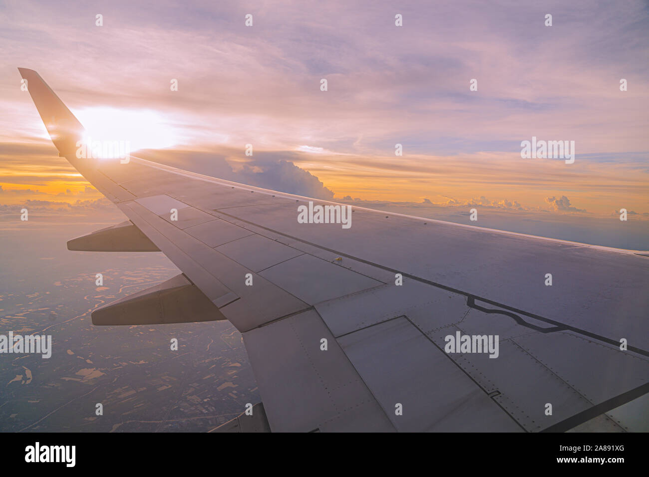 Bel tramonto, sky sulla vista superiore, aereo vista dall'interno di finestra e cloud, sun verso il basso sullo sfondo di aerei che viaggiano. Foto Stock