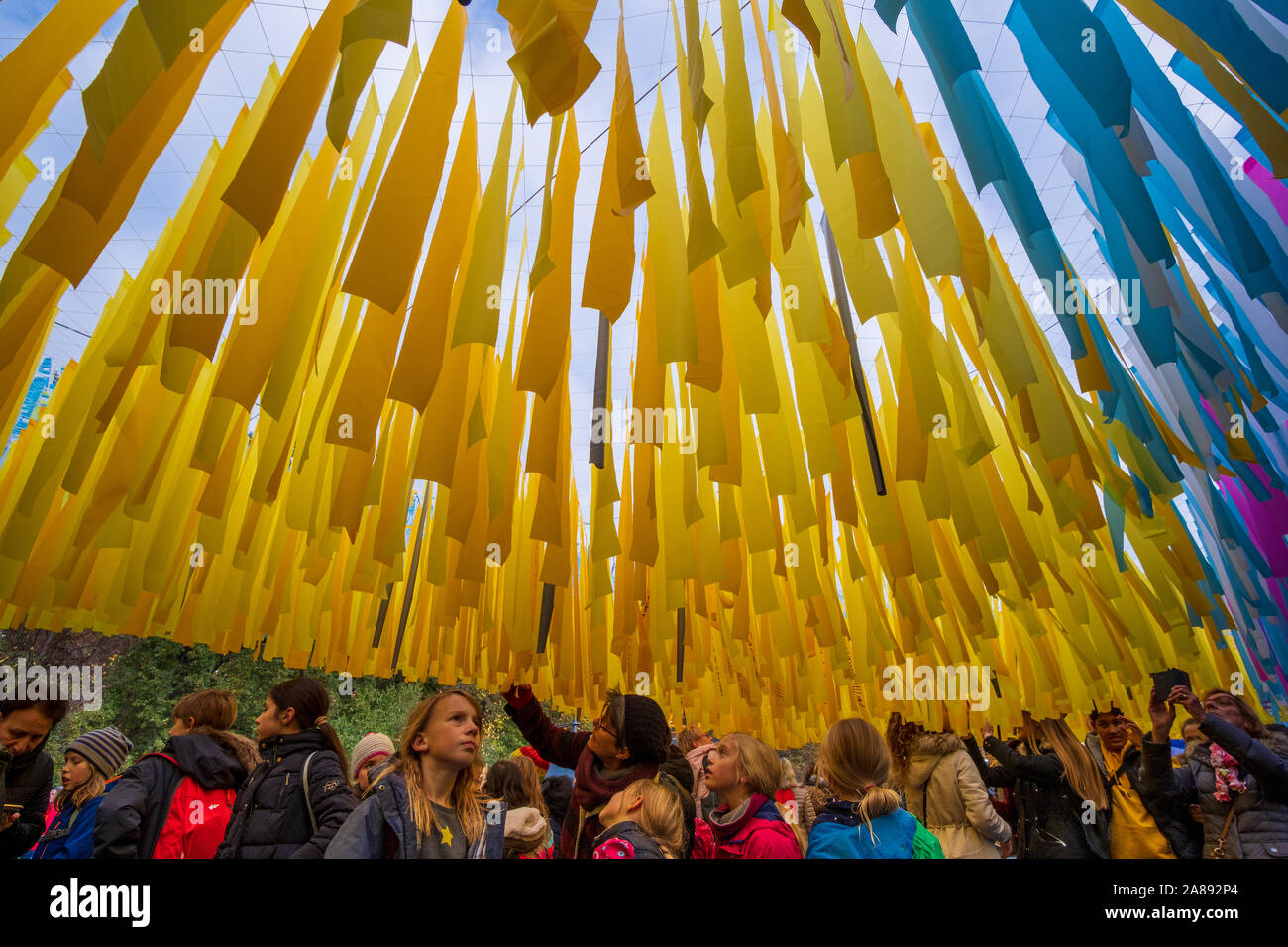 Visione in movimento arte di installazione per contrassegnare trentesimo anniversario della caduta del muro di Berlino Foto Stock