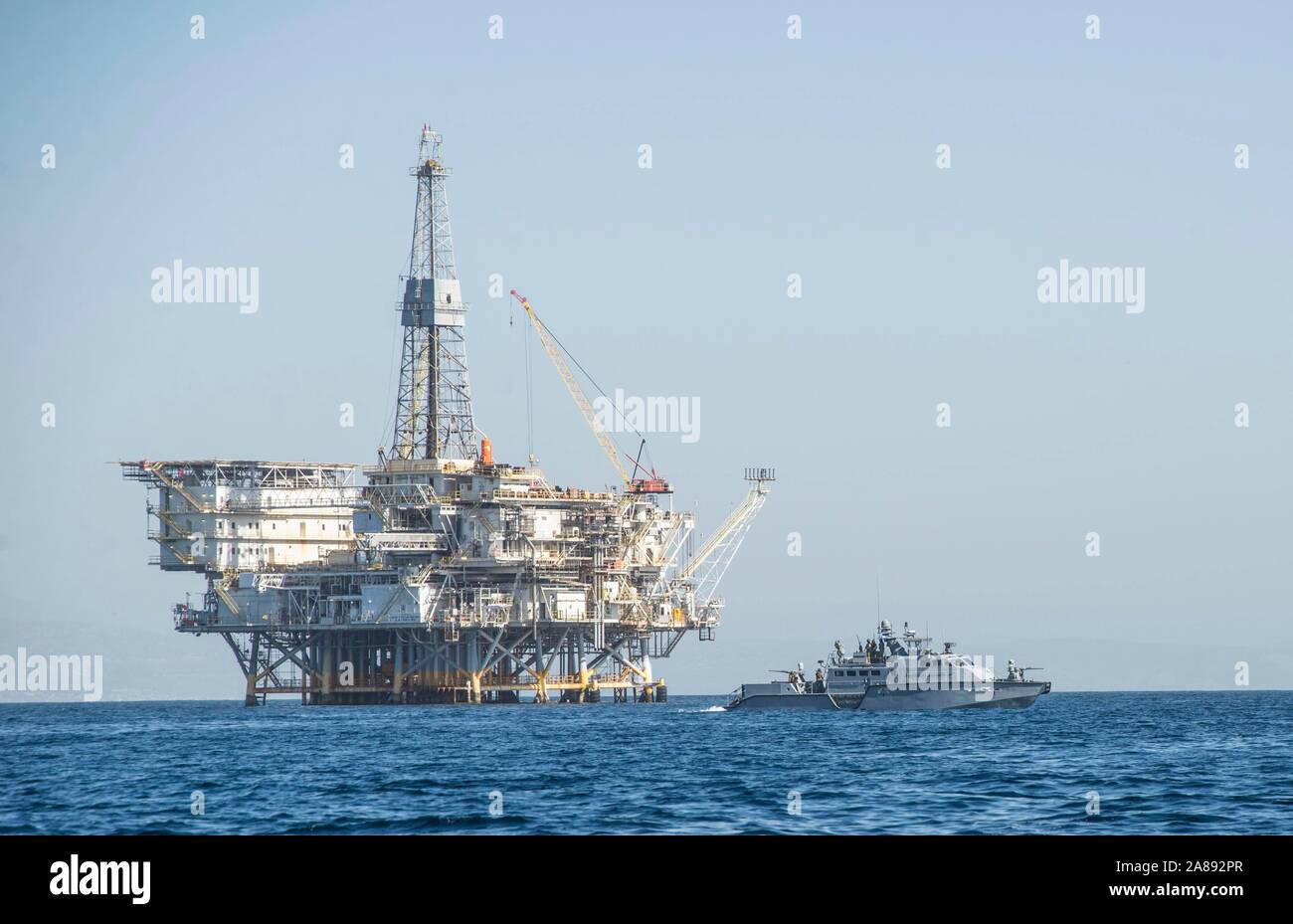 Stati Uniti Navy SEALs con acque costiere squadrone fluviale 3 Condurre una infrastruttura marittima esercitazione di protezione con un offshore oil platform nell'Oceano Pacifico Ottobre 30, 2019 al largo di Long Beach, California. Foto Stock Stati Uniti Navy SEALs con acque costiere squadrone fluviale 3 Condurre una infrastruttura marittima esercitazione di protezione con un offshore oil platform nell'Oceano Pacifico Ottobre 30, 2019 al largo di Long Beach, California. Foto Stock