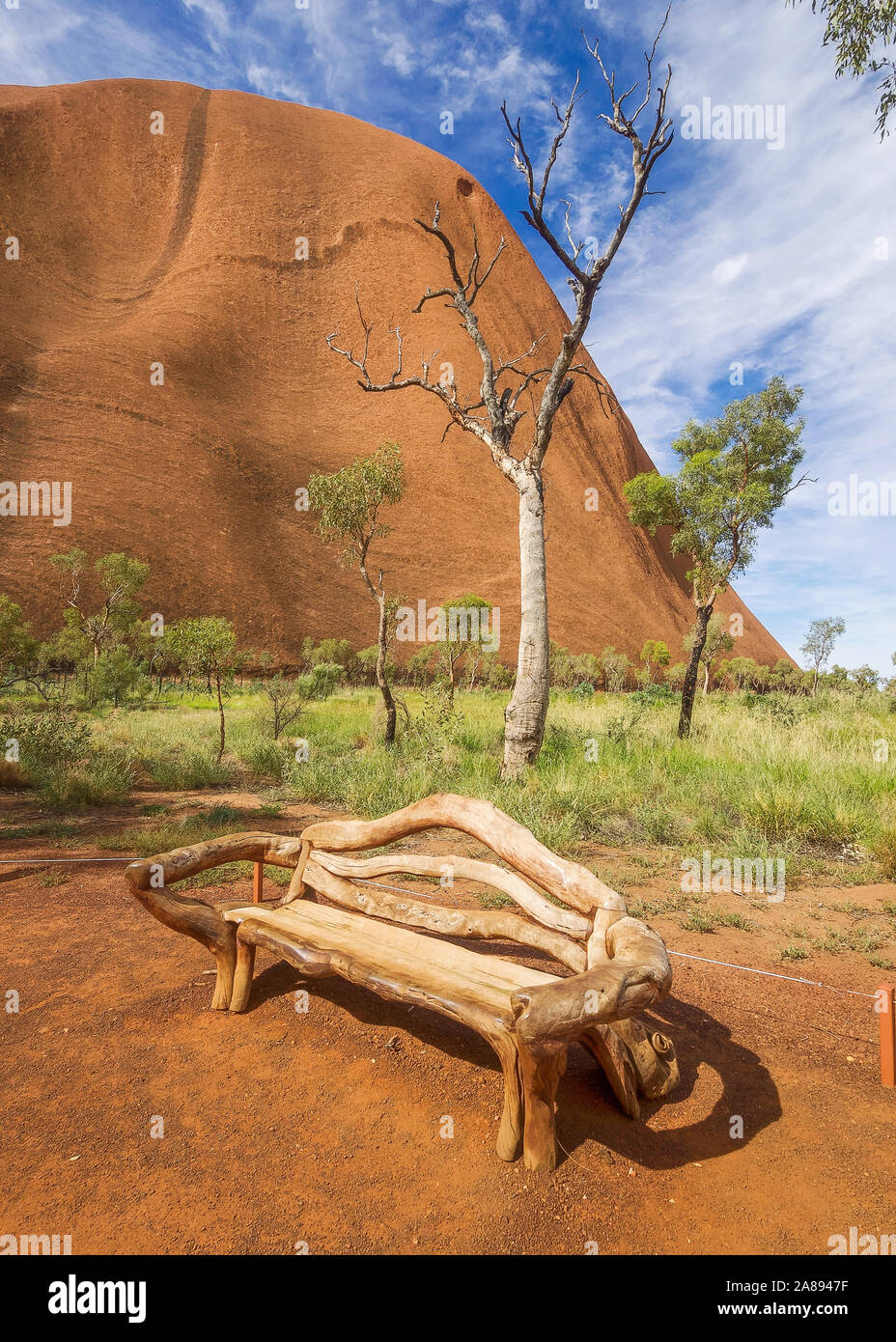 Uluru, o Ayers Rock, è un massiccio monolito di pietra arenaria nel cuore del nord del territorio arido 'Red Centre'. Foto Stock