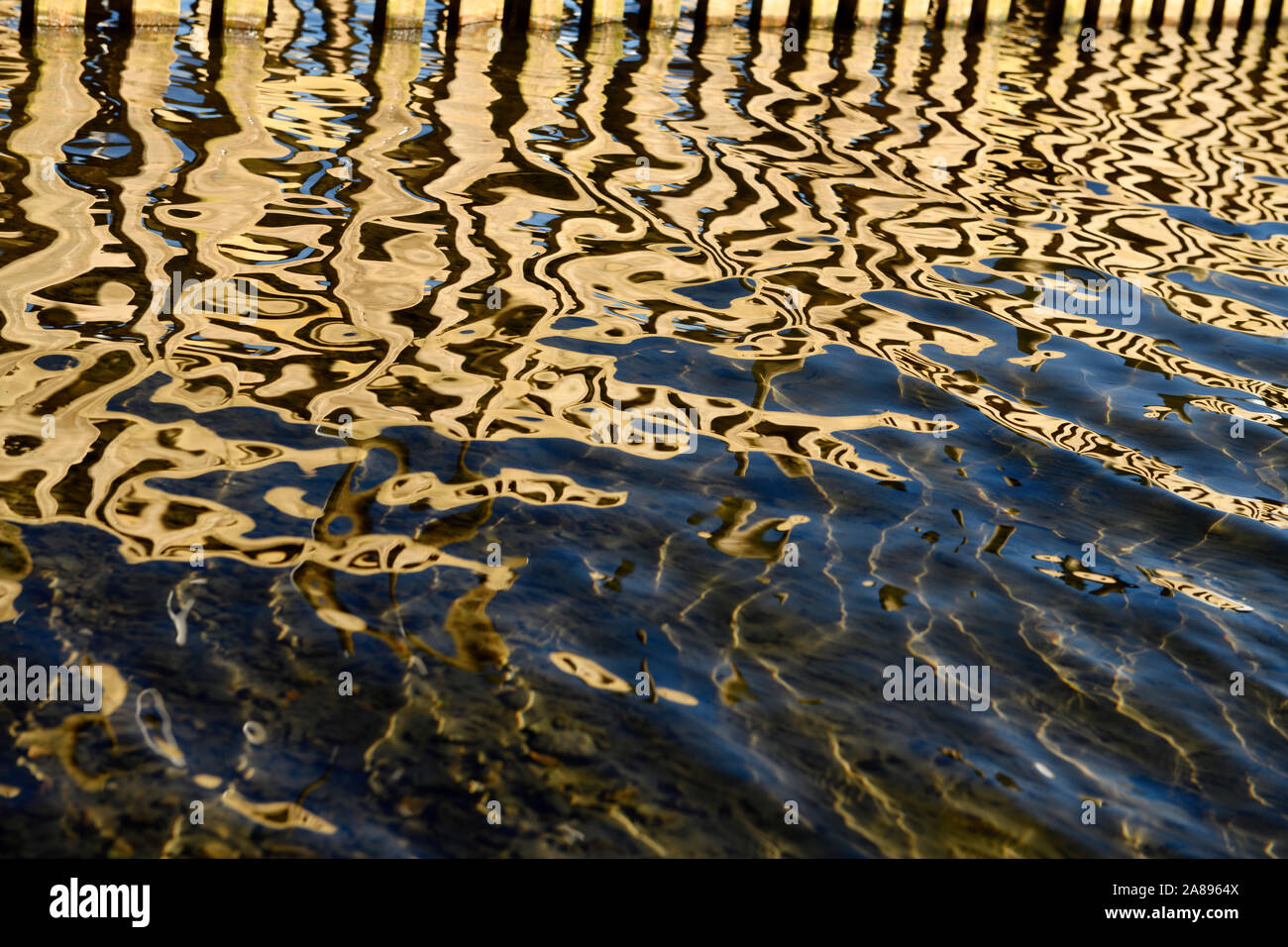 Linee astratte e modelli di legno dock riflessa nell'acqua del lago di Windermere Waterhead Ambleside Lake District Inghilterra Foto Stock